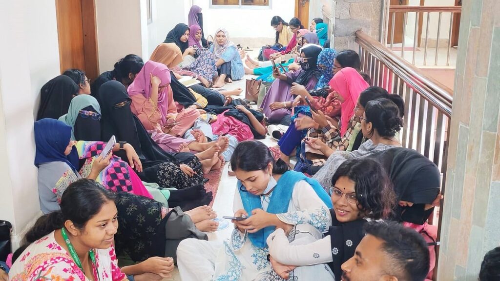 শিক্ষার্থীদের অনশনের মুখে পদত্যাগ করলেন বরিশাল বিশ্ববিদ্যালয়ের শিক্ষক হাফিজ আশরাফুল হক