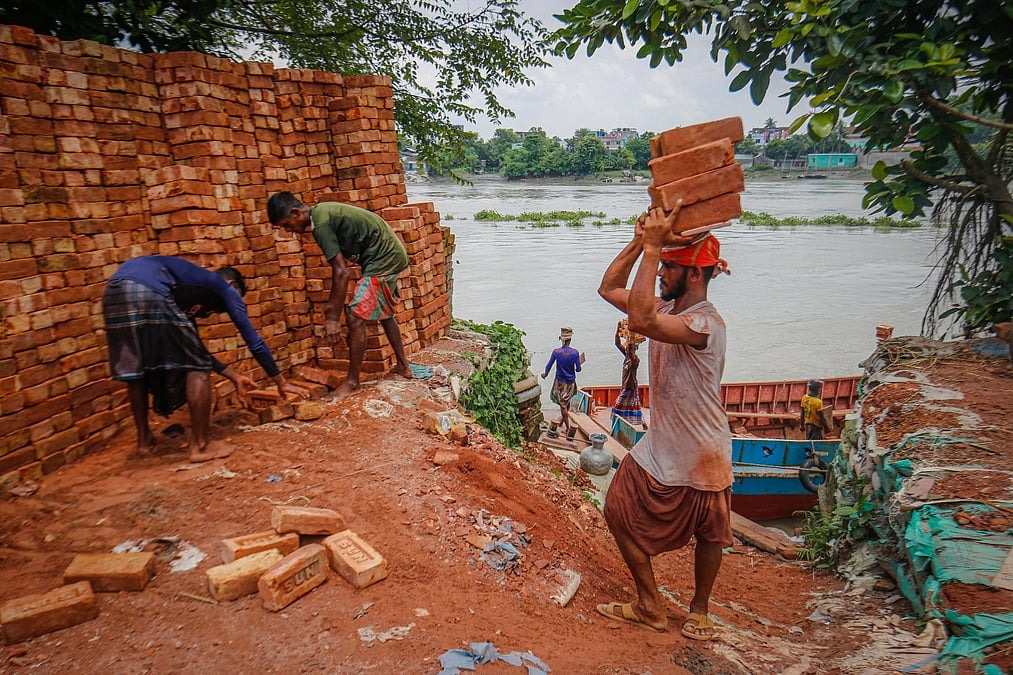 কৃষিজমির টপ সয়েল রক্ষায় খালের মাটি দিয়ে ইট তৈরির উদ্যোগ